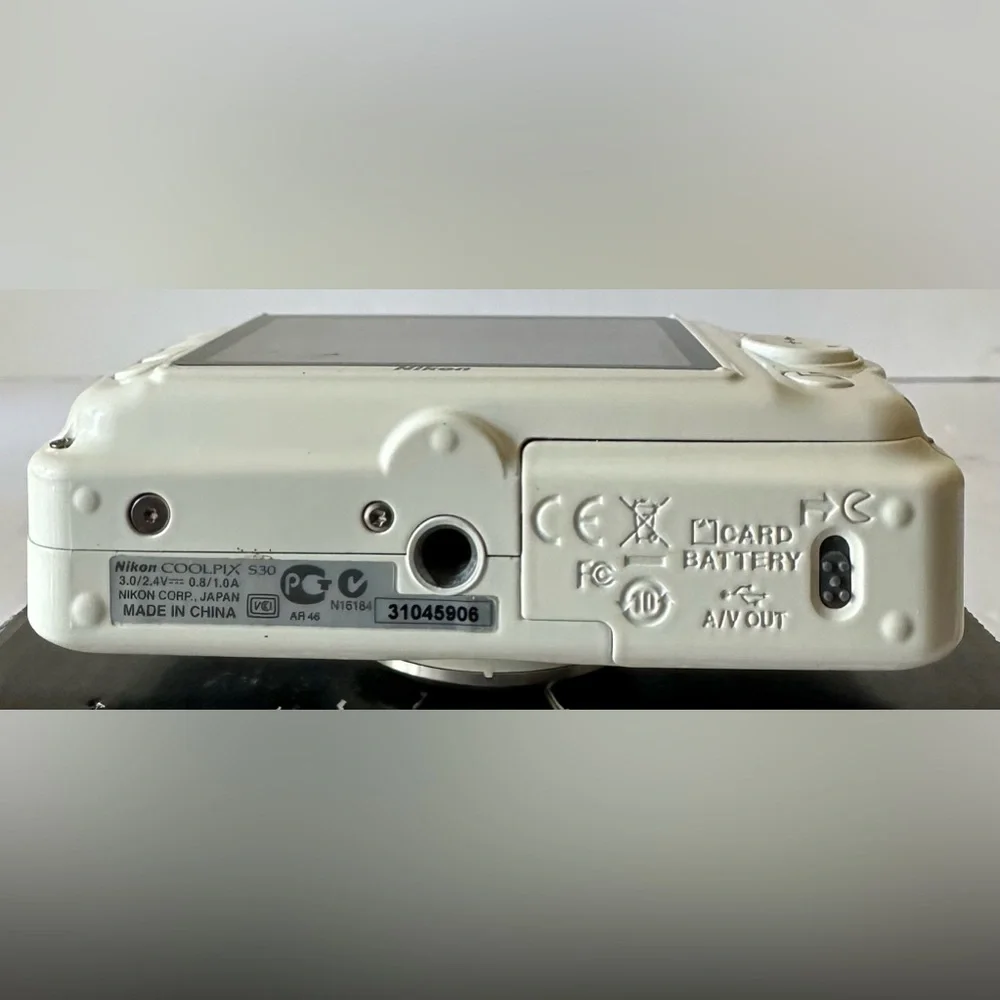 Nikon Coolpix White S30 10.1MP Waterproof Shockproof Digital Camera UNTESTED